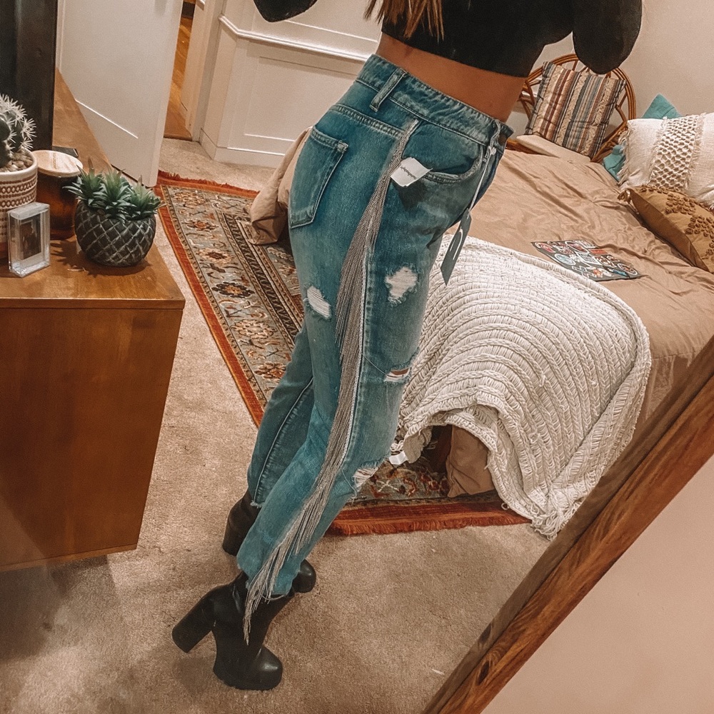 Chain detailed boyfriend style distressed jean